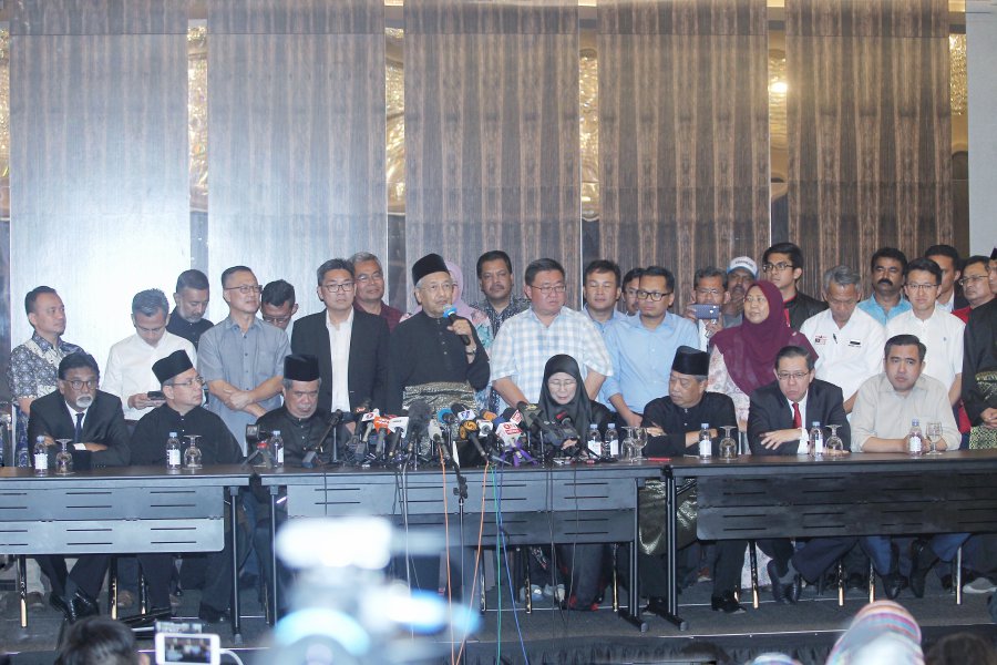 Tun Mahathir chairs first official meeting to decide 