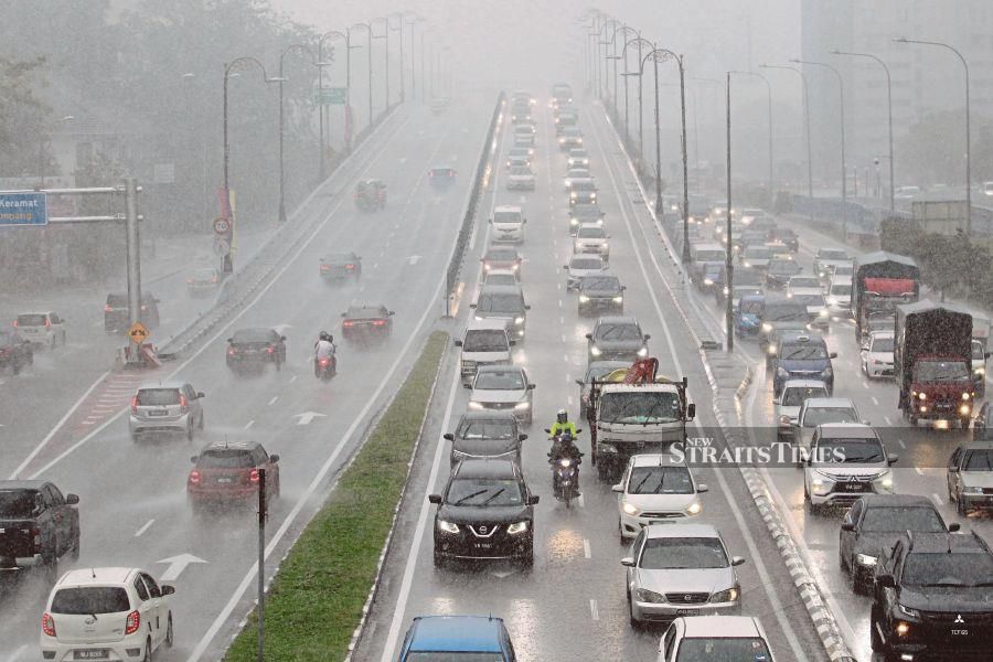 The Malaysian Meteorological Department (MetMalaysia) said states in the peninsula are expected to face continuous heavy rain and strong winds from tonight until tomorrow. -NSTP/AIZUDDIN SAAD