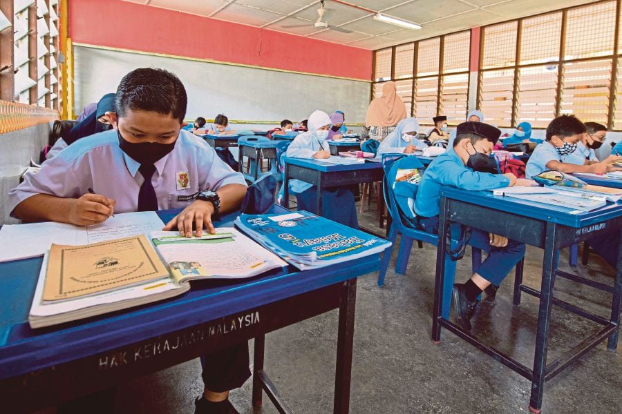 The Congress of Unions of Teachers in the Malaysian Education Service wants the Education Ministry to come up with a long-term plan using population density projections to deal with overcrowding in schools. Bernama file pic