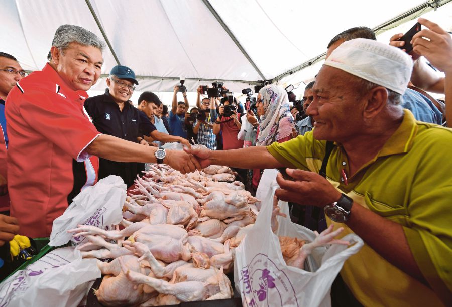 Zahid said the programme, which offers daily necessities sold at lower than market price, is proof of the government’s concern in reducing the burden of the people due to the rising cost of living. (Bernama photo)