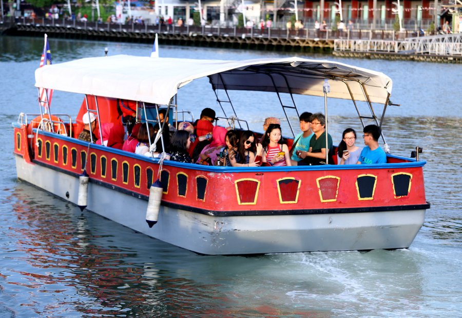 Actionline learnt that it was not compulsory for passengers taking the Melaka River Cruise boat rides to wear life jackets.