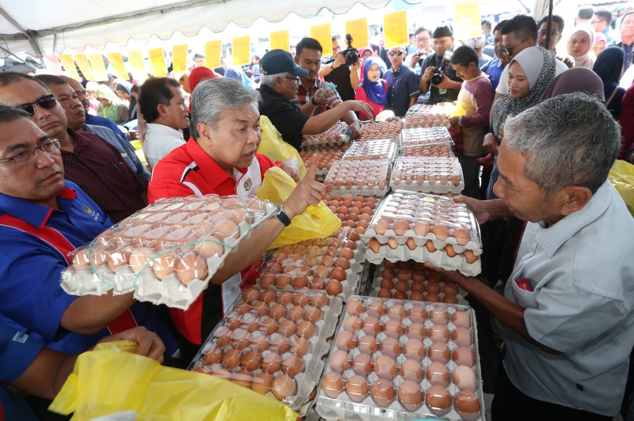 The Jualan Sentuhan Rakyat programme, which has been well received by the public, will be expanded to Sabah and Sarawak, says Deputy Prime Minister Datuk Seri Dr Ahmad Zahid Hamidi. (Pix by ABDULLAH YUSOF)