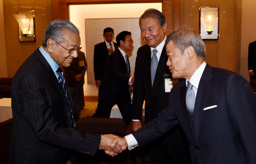 Prime Minister Tun Dr Mahathir Mohamad meets Nikkei Inc President Naotoshi Okada (right) and chairman Tsuneo Kita ahead of the 2018 Nikkei Conference in Tokyo. Bernama pic.