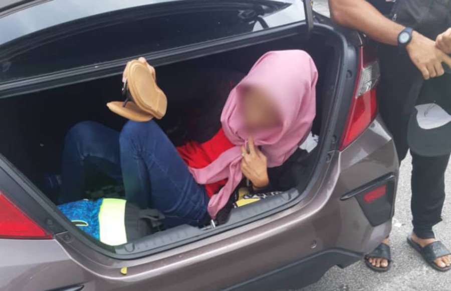 Woman Hides In Car Boot To Cross State Lines