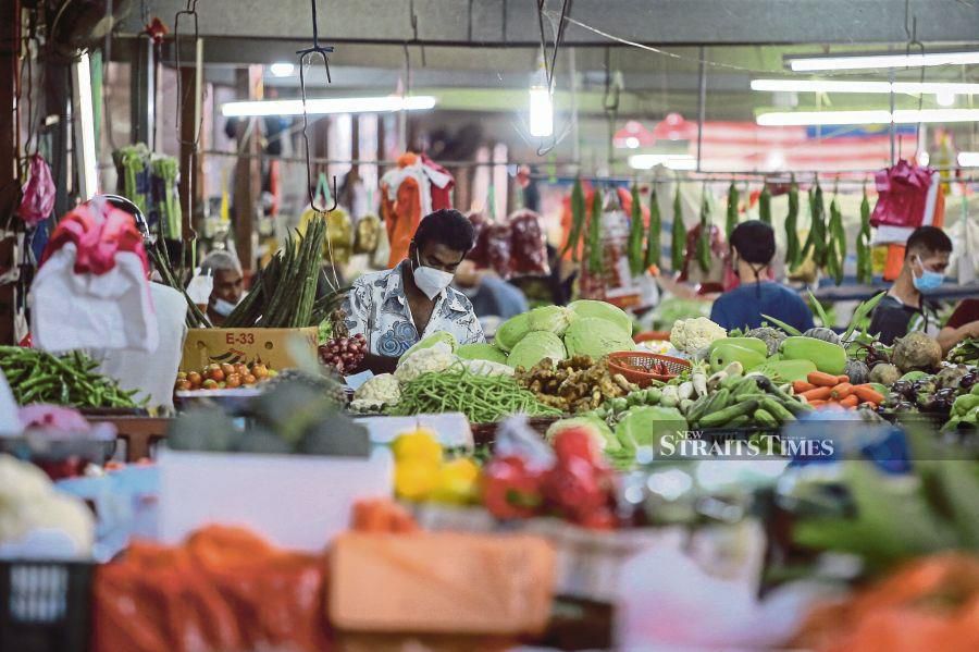  People buying food at the Chow Kit market in Kuala Lumpur. To deal with food price inflation effectively, we should focus on high-quality vegetables, fruits, animal proteins and fish farmed locally. FILE PIC