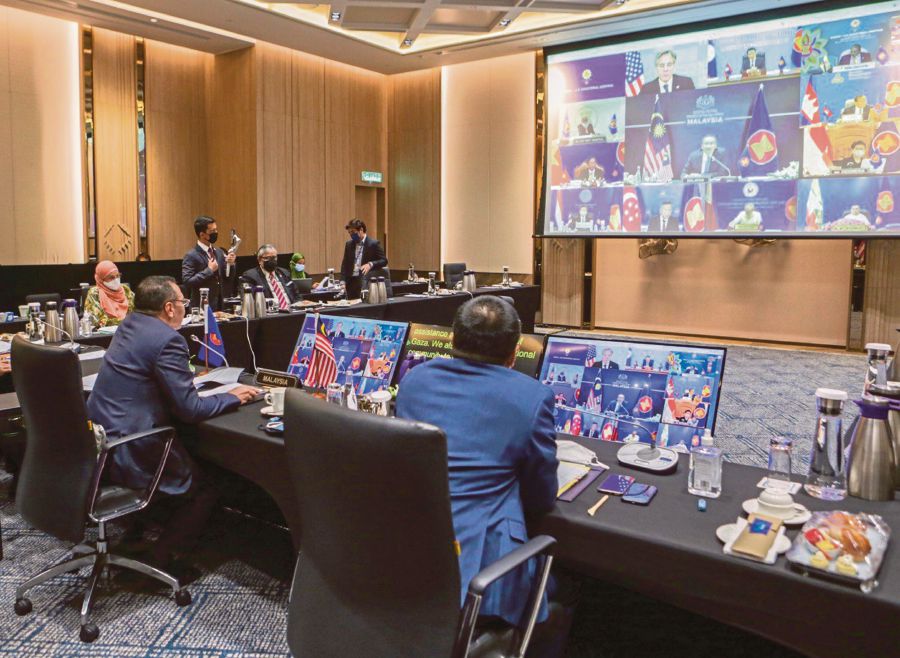 Foreign Minister Datuk Seri Hishammuddin Hussein (on screen, centre) attending the virtual Asean-United States Foreign Ministers’ Meeting in Kuala Lumpur recently. Pic courtesy of Facebook Datuk Seri Hishammuddin Hussein’s