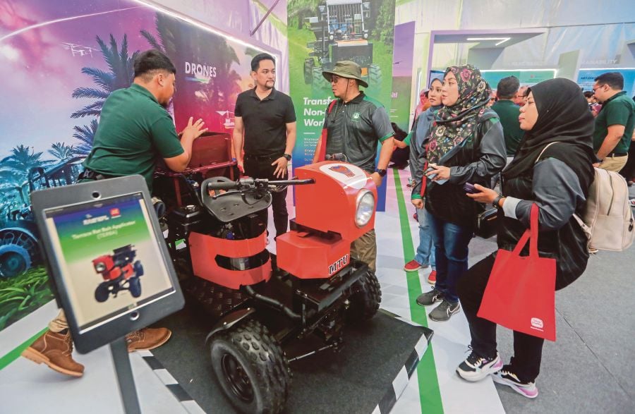  The public getting an insight into the mechanisation and automation initiatives of Sime Darby Plantation Bhd via the use of modern equipment at its plantations. PIX BY FAIZ ANUAR 