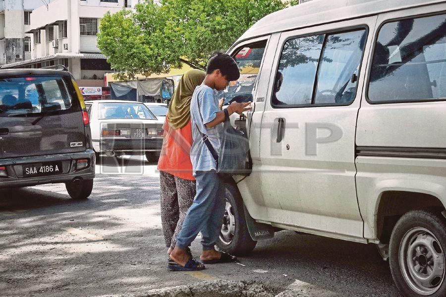  Contraband sellers in Inanam, Sabah, carry out activities in the daytime.