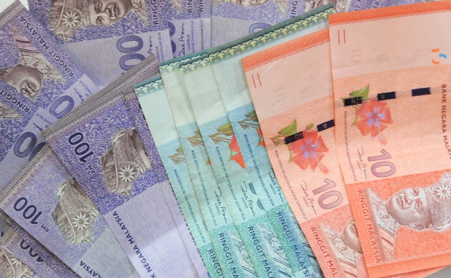 The ringgit has again breached the psychological level of 4.0 versus the US dollar thanks to encouraging manufacturing data released today, alongside strong crude oil prices. NST FILE PIC