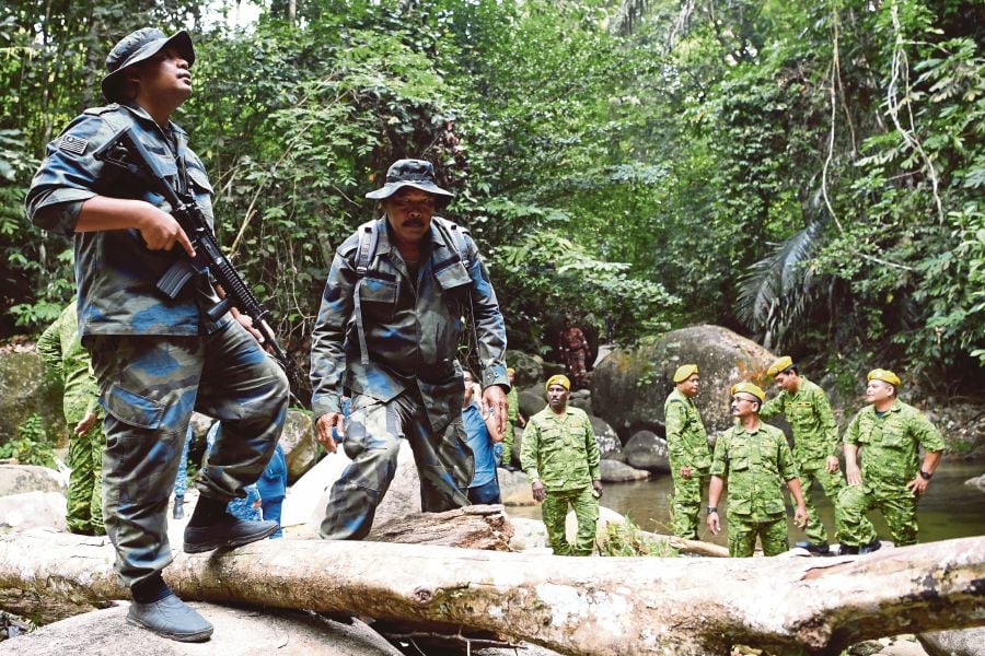 Members of the General Operations Force’s (GOF) famed Senoi Praaq team will be deployed to Orang Asli settlements in Gua Musang to help track down the tigers which have posed a threat to the villagers. -BERNAMA file pic
