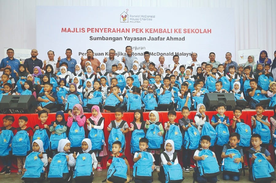 More than 1,000 students from 29 rural schools in Negri Sembilan benefited from the Back-to-School Packs which were contributed by the Yayasan Jaafar Ahmad foundation, in collaboration with RMHC Malaysia.