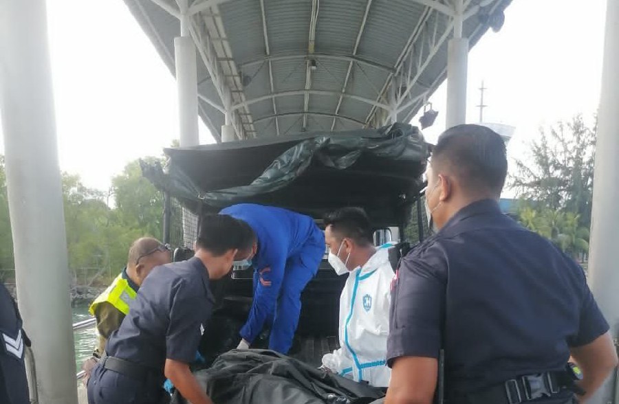 The body of a man was found stuck in a fish cage near Pulau Jerejak here yesterday. -Pic courtesy of APMM