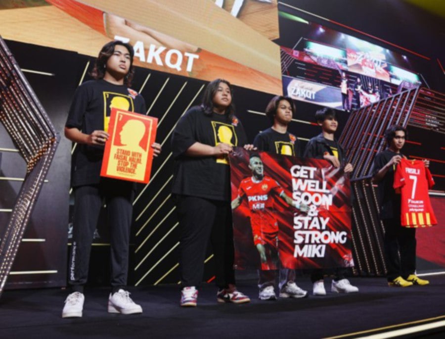 Selangor Red Giants esports team take a stand against violence at the MPL Arena, yesterday. Pic from MPL Malaysia