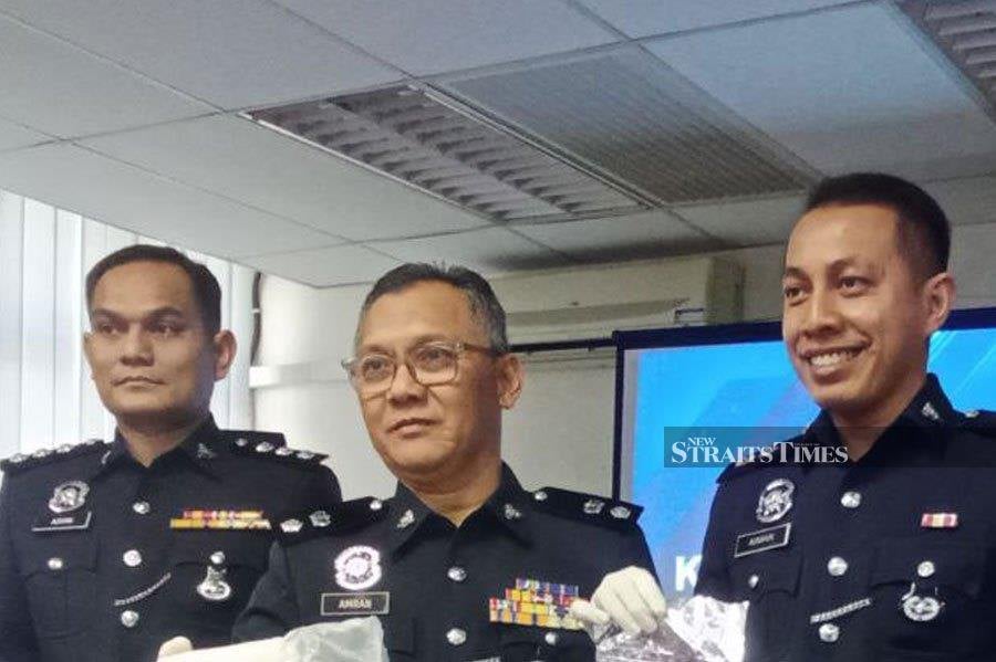 Kuala Pilah police chief Supt Amran Mohd Gani (center) said a CID team from the district also arrested two men in connection with the case. NSTP/ABNOR HAMIZAM ABD MANAP