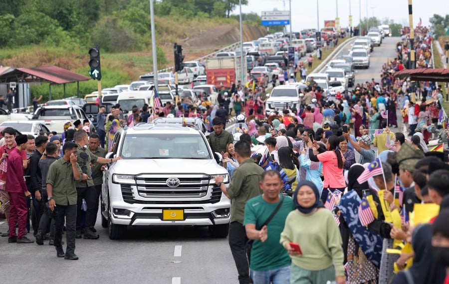 Members of parliament from Sabah and Sarawak have expressed their love for Yang di-Pertuan Agong Al-Sultan Abdullah Ri’ayatuddin Al-Mustafa Billah Shah and Raja Permaisuri Agong Tunku Azizah Aminah Maimunah Iskandariah for touring the two states under the ‘Kembara Kenali Borneo’ programme. -BERNAMA PIC