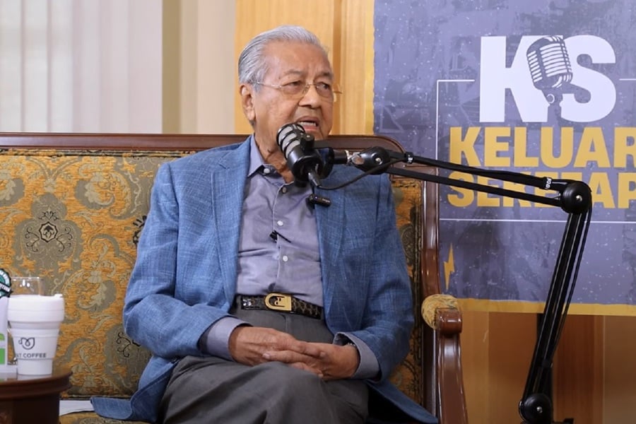 Former two-time prime minister Tun Dr. Mahathir Mohamad has shed light on the underlying reasons for his differences with his successor, Tun Abdullah Ahmad Badawi, commonly known as "Pak Lah". - Screengrab via YouTube/Keluar Sekejap