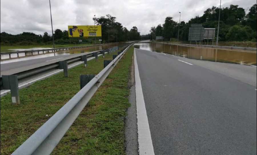 In a statement, Anih Bhd, the concessionaire of the Kuala Lumpur-Karak Highway (KLK) and LPT1, said Km126.3 (between the Chenor and Temerloh interchange) is the only section which remains closed due to floods. - Pic courtesy of LPT Facebook
