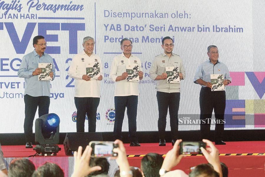 Prime Minister Datuk Seri Anwar Ibrahim (centre) launching the National TVET Policy 2030 booklet at the Kuala Langat Industrial Training Institute last Saturday. With him are Deputy Prime Minister Datuk Seri Dr Ahmad Zahid Hamidi (second from left), Human Resources Minister Steven Sim Chee Keong (second from right), Chief Secretary to the Government Tan Sri Mohd Zuki Ali (left) and Selangor State Secretary Datuk Haris Kasim. NSTP/FAIZ ANUAR