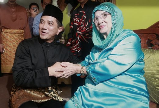 Azmin's mother fighting for life after stroke on Saturday ...