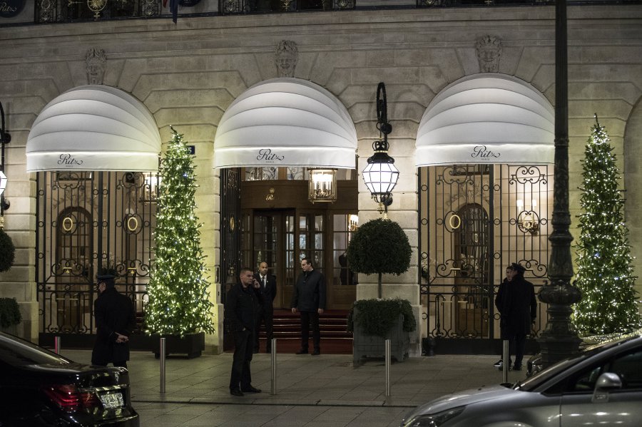 Armed gang robs Chanel boutique in Paris - The Local