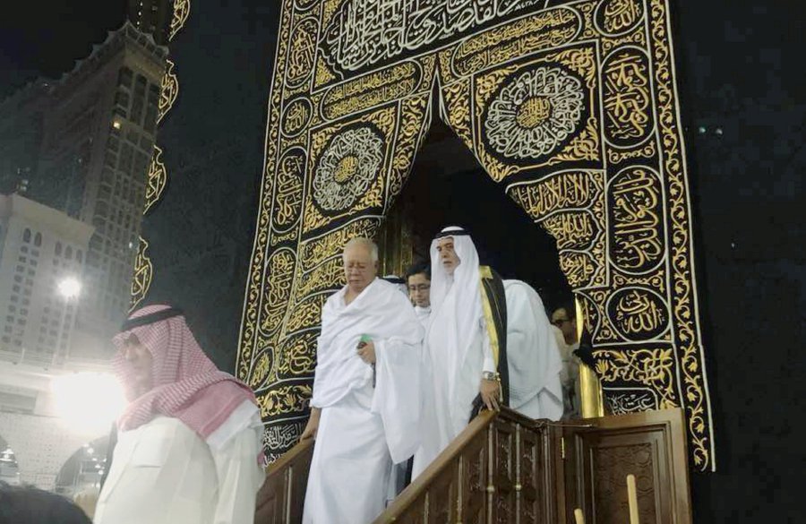  "We were given the honour of visiting the tomb of Rasulullah SAW (Prophet Muhammad), and I also had the opportunity to enter the Kaabah. Thank goodness, Alhamdulillah,” said the Prime Minister Datuk Seri Najib Razak.Pix from the Prime Minister’s Twitter 