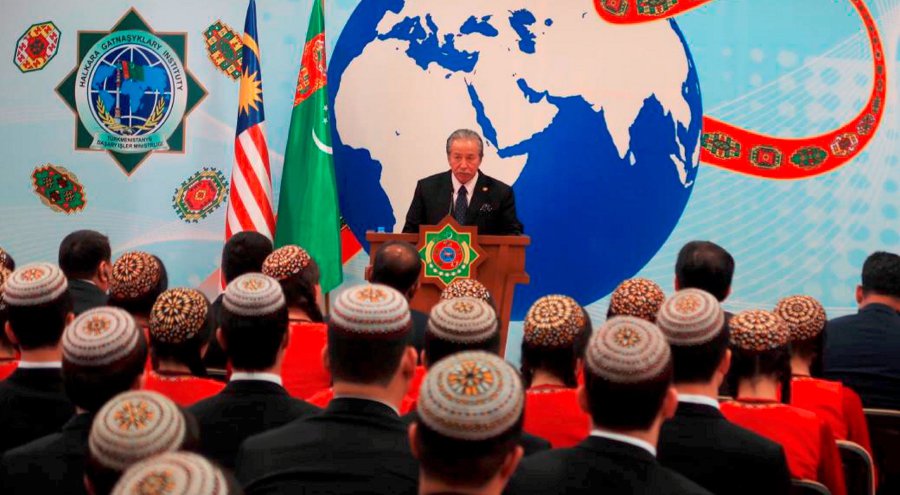 Datuk Seri Anifah Aman, speaking at the Institute of International Relations in Ashgabat, Turkmenistan, during his official visit to the country on Thursday, said that with the IS losing its stronghold in the Middle East, Southeast Asia has been identified as a new base by the terrorists. (Pix courtesy of WISMA PUTRA)