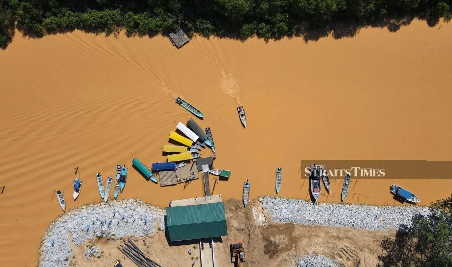 Although the government spent RM145 million for Phase 1 of the Flood Forecasting and Warning Programme for three river basins in Kelantan, Terengganu and Pahang between 2015 and 2022, the flood forecasting accuracy rate is only 5.6 per cent. FILE PHOTO BY BERNAMA 