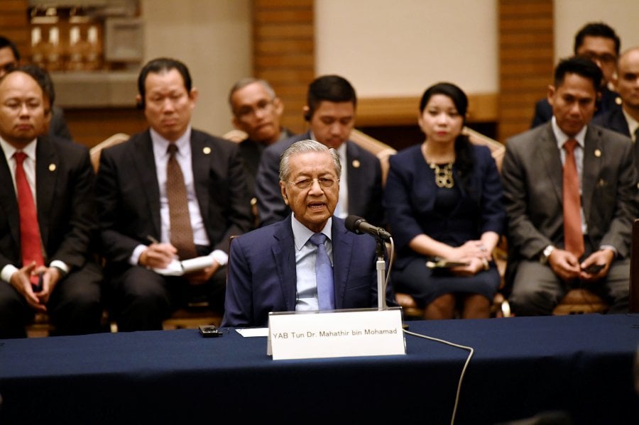 Prime Minister Tun Dr Mahathir Mohamad addressing leaders of major Japanese economic organisations in Tokyo. Bernama