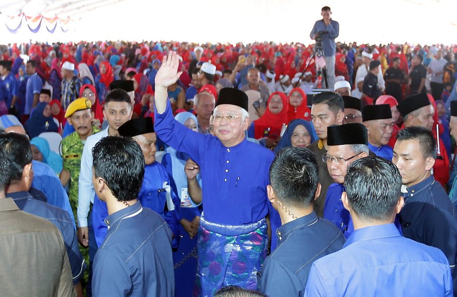 Prime Minister and Umno president Datuk Seri Najib Razak waves at the crowd during the Meet the People gathering and launching of the Machang parliamentary constituency's people housing project at SMK Bandar Machang. Pic by FATHIL ASRI.