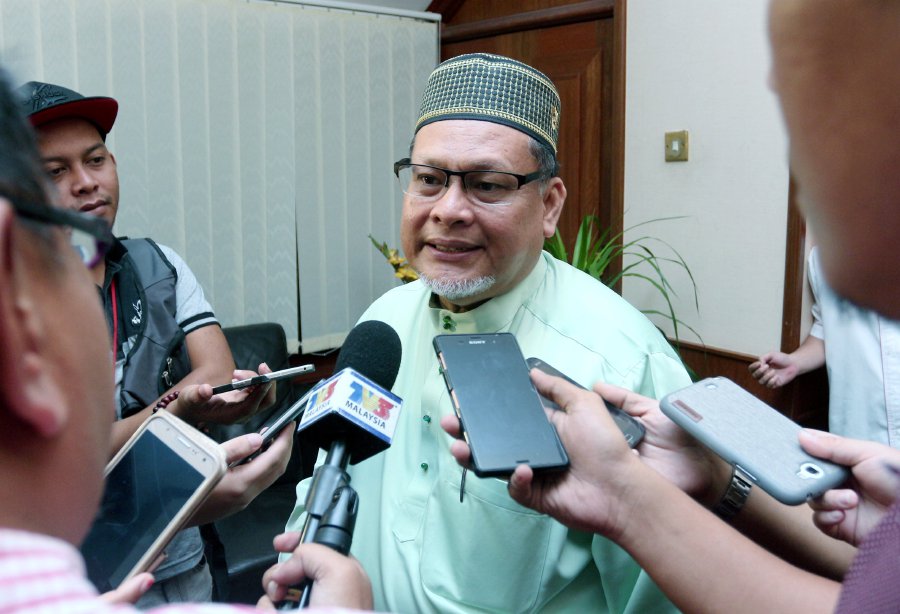 (File pix) The amendment, the sentencing can be carried out in public or prison depending on the court’s decision. This is in accordance with the religion, as in Islam the sentencing must be done in public said Deputy Menteri Besar Datuk Mohd Amar Nik Abdullah. (pix by FARIS ZAINULDIN)