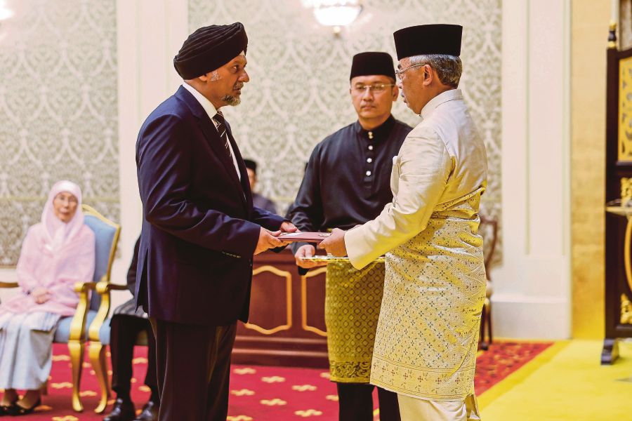 Picking the legally trained Gobind Singh Deo (left) as the first “digital czar”, Anwar can expect fast adaptation of the sea change in Malaysia’s digital approbation. BERNAMA PIC