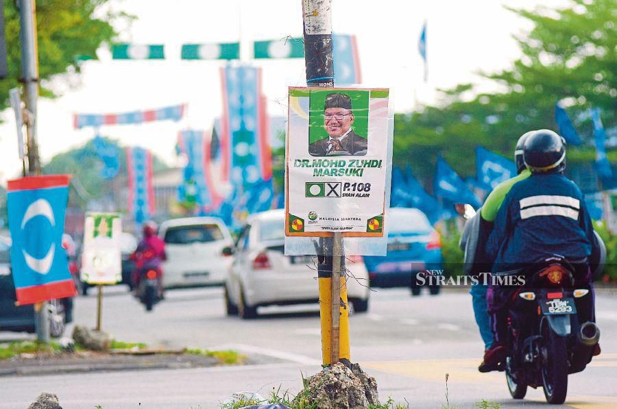  A picture showing election posters and party flags in Shah Alam in the run-up to the 14th General Election in May 2018. - NSTP file pic