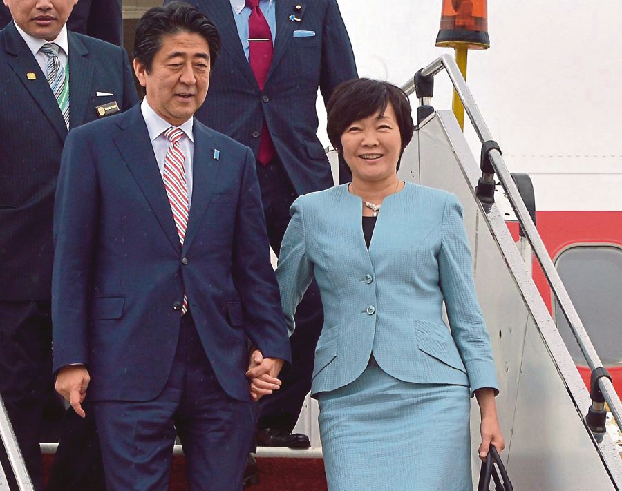 Japanese Prime Minister Shinzo Abe, accompanied by his wife Akie Abe, arriving at the Kuala Lumpur International Airport for an Asean summit in 2015. BERNAMA PIC 