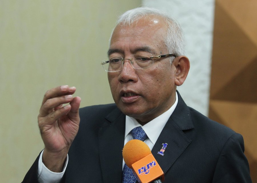 (File pix) Datuk Seri Mahdzir Khalid agrees with the NUTP that the installation of closed circuit television (CCTV) cameras has become necessary for security purposes, particularly at high-risk schools. (pix by YAZIT RAZALI)