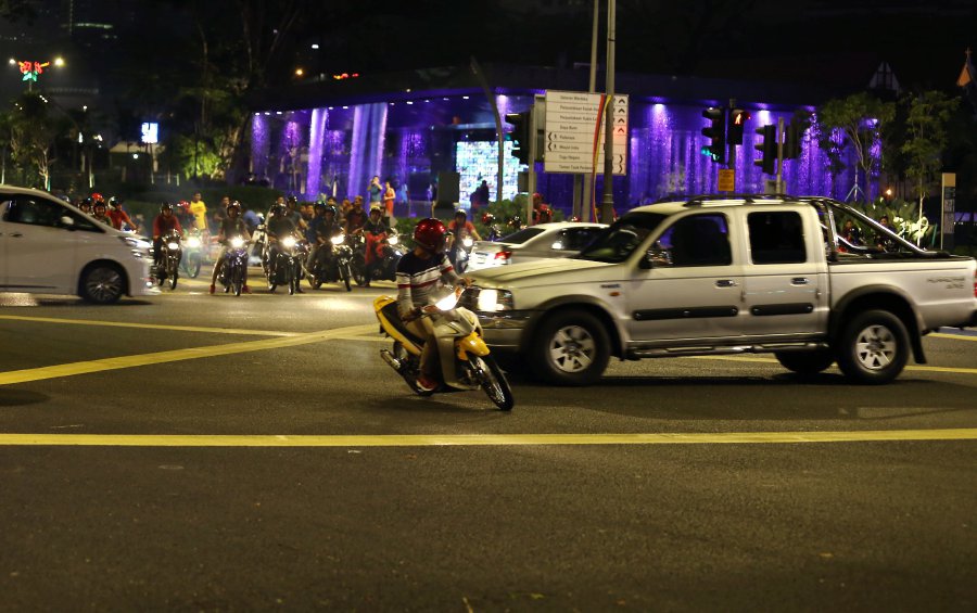 A mat rempit evades an oncoming vehicle at Jalan Raja Laut. Pic by MOHD KHAIRUL HELMY MOHD DIN