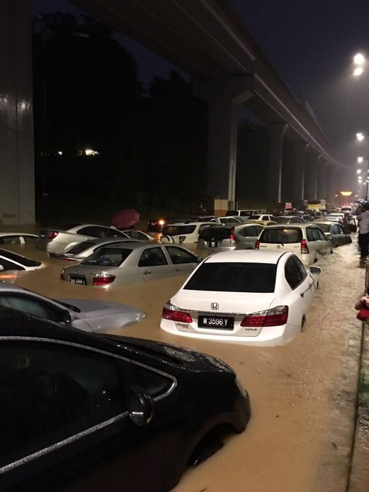 More than 40 cars trapped in KL flash floods | New Straits Times ...