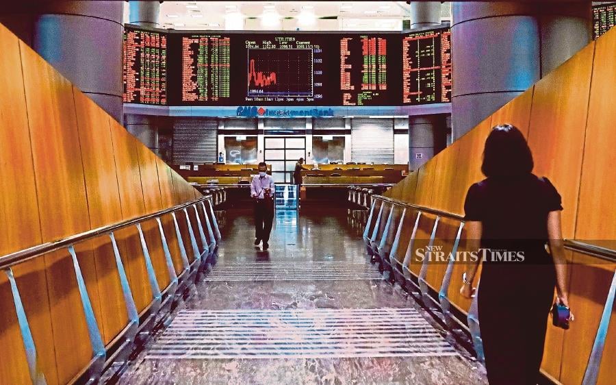 Bursa Malaysia remained in negative territory at midday, mirroring the downward trend seen in regional markets. STU/NABILA ADLINA AZAHARI