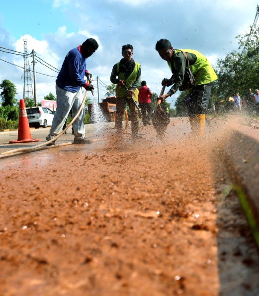 Bauxite Cleanup Works Begin In Bukit Goh Video