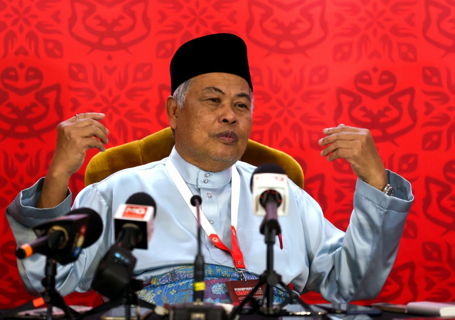 Umno Supreme Council member Datuk Seri Ahmad Said said the voting process was held in the Merdeka hall this evening, with Umno permanent chairman Tan Sri Badruddin Amiruldin asking the delegates to rise from their seats in support of the motion. -Bernama pic