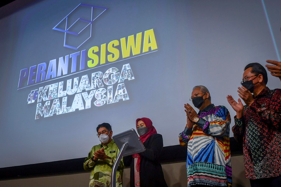 Communications and Multimedia Minister Tan Sri Annuar Musa said the learning devices, or tablets, for university students from B40 group are expected to be distributed in June. -BERNAMA PIC