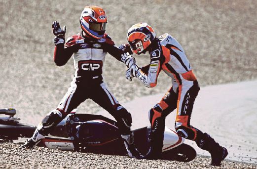 Mahindra’s Moto3 rider Bryan Schouten (left) fights with Scott Deroue of Kalem KTM after they crashed in the German GP at the Sachsenring circuit yesterday. Reuters pic