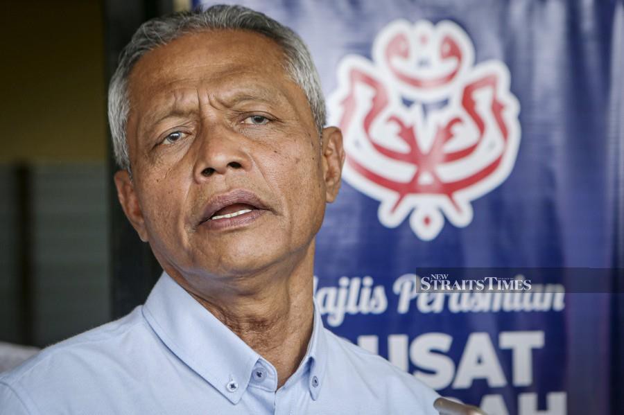 Kedah Umno liaison committee deputy chairman Senator Datuk Othman Aziz claimed certain quarters had tried to outlaw Umno and invited its members to join Bersatu. -NSTP file pic