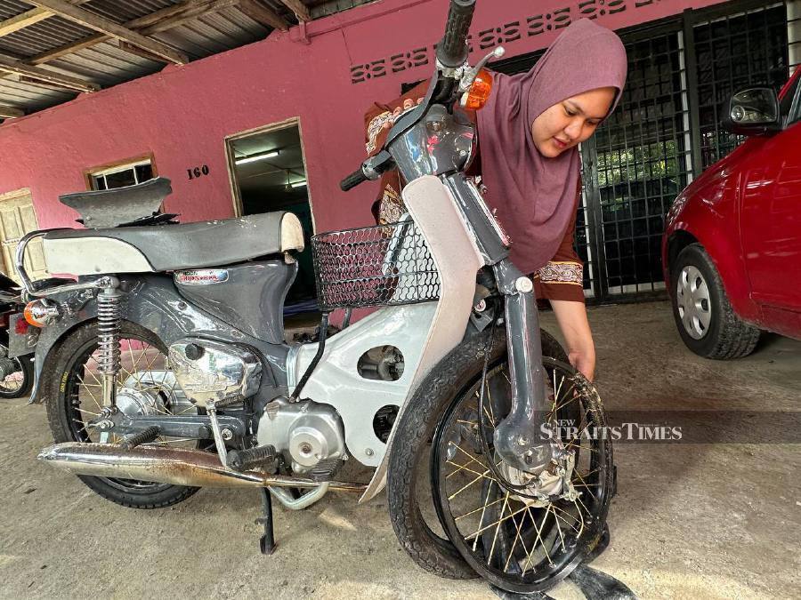 Muhammad Zulhilmi's wife, Nurul Izzati Syafiqah Suria Iskandar, 23, showed the condition of her husband's motorcycle, believed to have collided with a tiger at Jalan Jeli-Gua Musang. NSTP/PAYA LINDA YAHYA