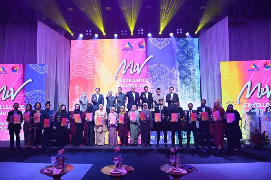 Twenty two people received prizes during this year’s Malaysian Communications and Multimedia Commission’s (MCMC) Excellence Awards for volunteerism. COURTESY PIC