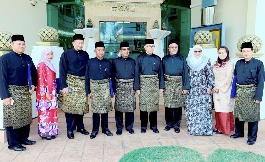 Eight assemblymen took their oaths of office as executive council members at Istana Arau today in front of Raja of Perlis Tuanku Syed Sirajuddin Putra Jamalullail. Pix by Amran Hamid