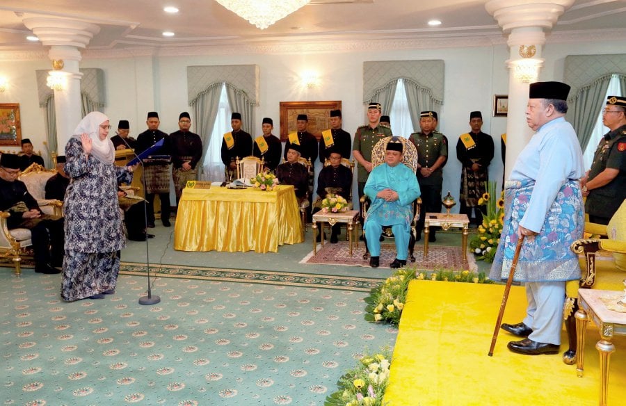 AEight assemblymen took their oaths of office as executive council members at Istana Arau today in front of Raja of Perlis Tuanku Syed Sirajuddin Putra Jamalullail. Pix by Amran Hamid