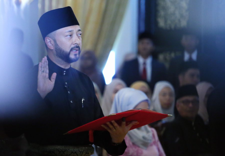 Datuk Seri Mukhriz Mahathir taking his oath as Menteri Besar of Kedah on Friday. Pix by Amran Hamid