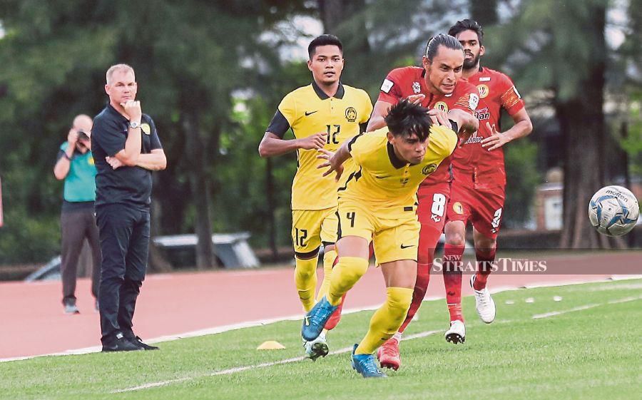  Negri Sembilan captain Zaquan Adha Abd Radzak (second from right) tussles with national Under-23 player Azrin Afiq Rusmini in a friendly match on Tuesday. PIC BY OWEE AH CHUN