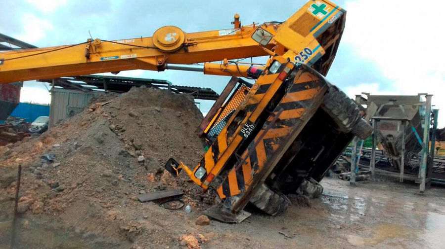 Cidb Investigates After Crane Collapse Kills 2 In Samarahan