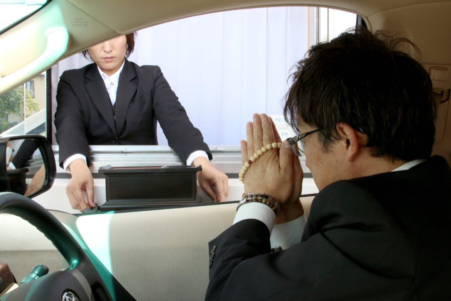 http://www.channelnewsasia.com/news/asiapacific/japanese-firm-to-offer-drive-through-funeral-service-9212424